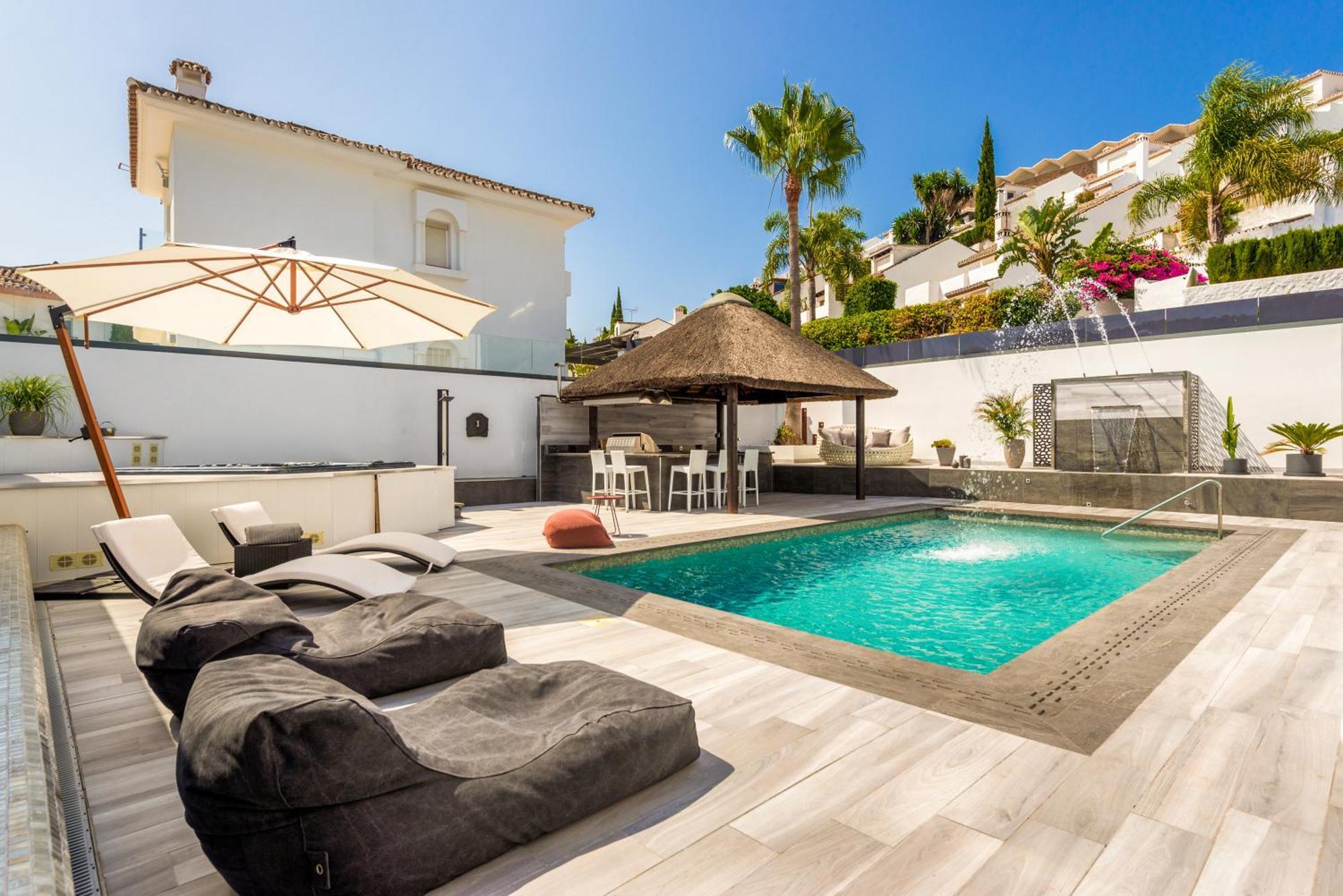 Villa Banus - - Just A Few Steps From The Port-beach *